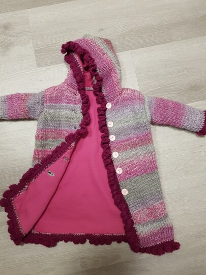 Strickanleitung Kindermantel mit gehäkelter Rüsche und Futter!