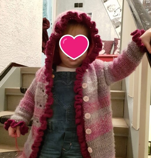 Strickanleitung Kindermantel mit gehäkelter Rüsche und Futter!