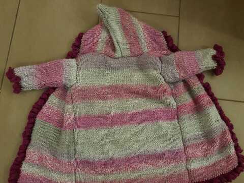 Strickanleitung Kindermantel mit gehäkelter Rüsche und Futter!