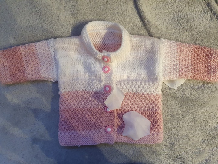 Strickanleitung Babyjäckchen im doppelten Perlmuster Größe 56/62