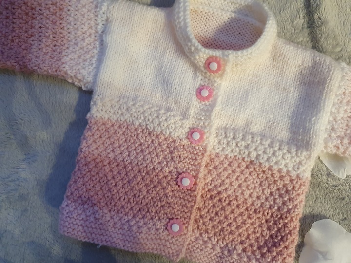 Strickanleitung Babyjäckchen im doppelten Perlmuster Größe 56/62