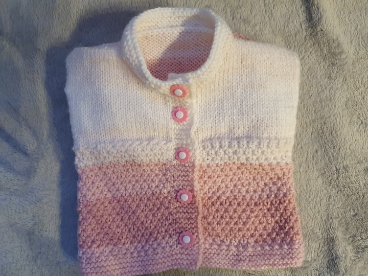 Strickanleitung Babyjäckchen im doppelten Perlmuster Größe 56/62