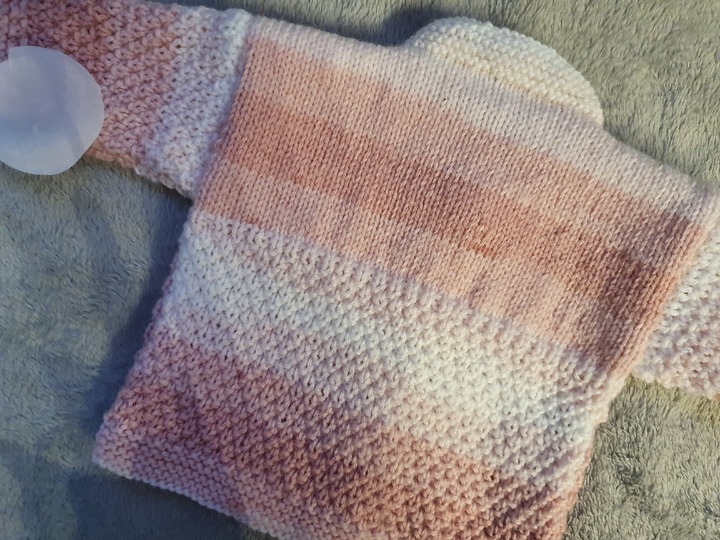 Strickanleitung Babyjäckchen im doppelten Perlmuster Größe 56/62