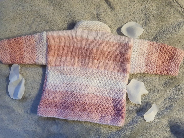 Strickanleitung Babyjäckchen im doppelten Perlmuster Größe 56/62