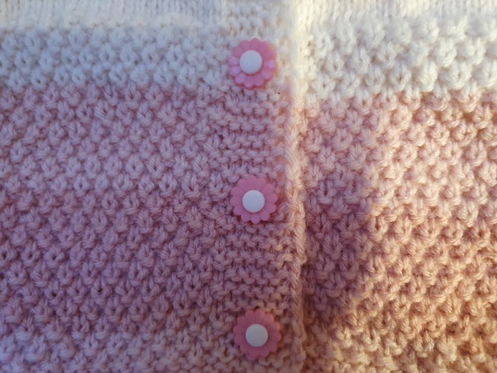 Strickanleitung Babyjäckchen im doppelten Perlmuster Größe 56/62