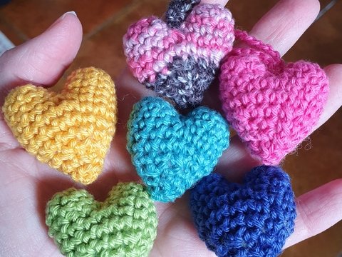 Kleine gehäkelte Herzen