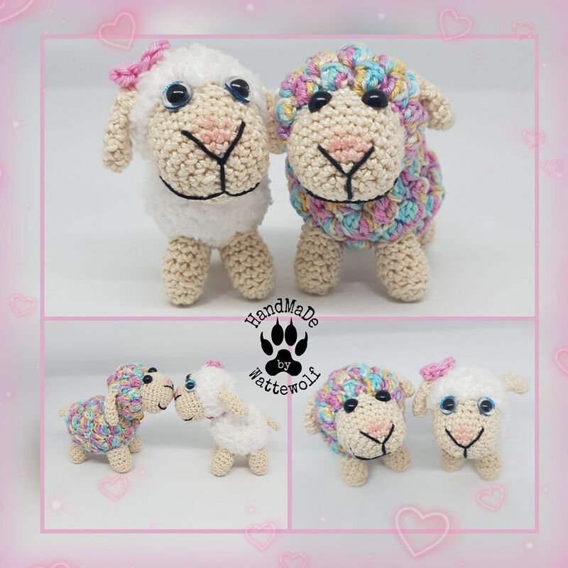 Zwei gehäkelte Amigurumi-Lämmer, eines weiß mit Schleife und eines in Pastellfarben