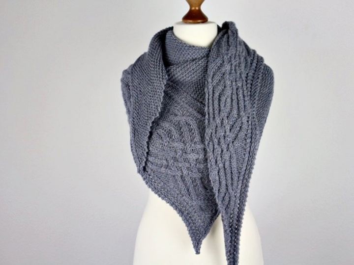 Strickanleitung Dreieckstuch mit Zopfmuster – Kraus Rechts- Asymmetrisch
