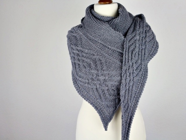 Strickanleitung Dreieckstuch mit Zopfmuster – Kraus Rechts- Asymmetrisch