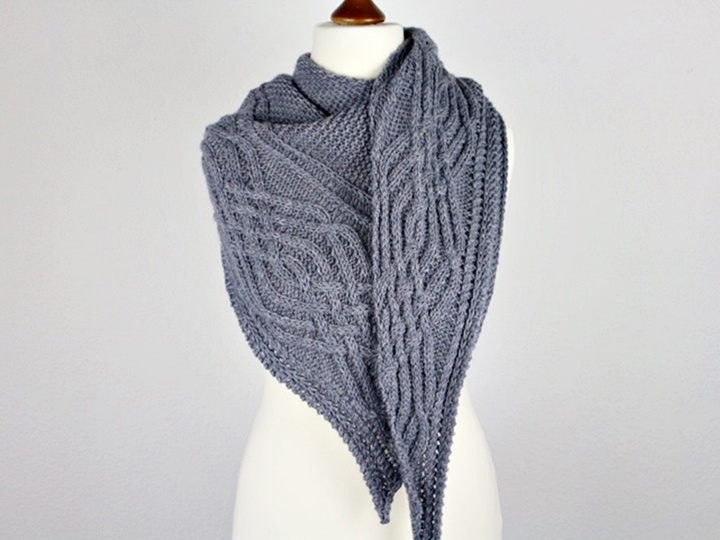 Strickanleitung Dreieckstuch mit Zopfmuster – Kraus Rechts- Asymmetrisch