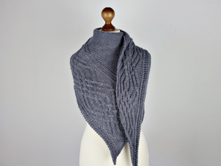 Strickanleitung Dreieckstuch mit Zopfmuster – Kraus Rechts- Asymmetrisch
