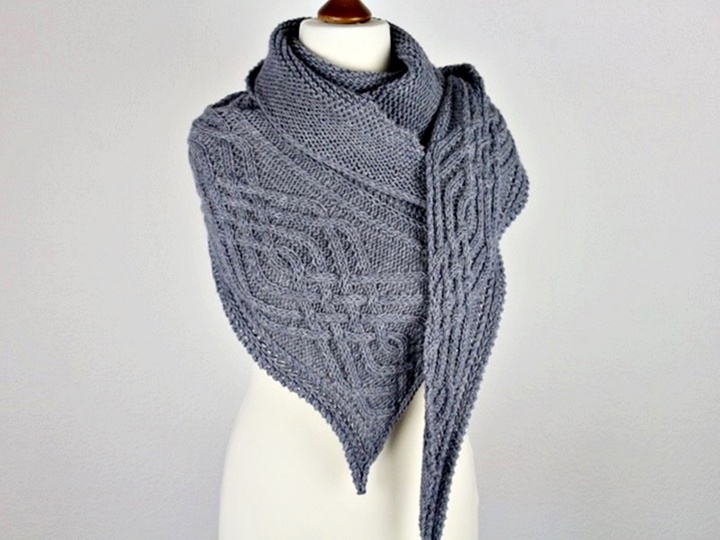 Strickanleitung Dreieckstuch mit Zopfmuster – Kraus Rechts- Asymmetrisch