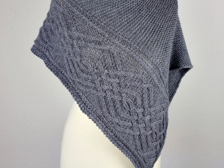 Strickanleitung Dreieckstuch mit Zopfmuster – Kraus Rechts- Asymmetrisch