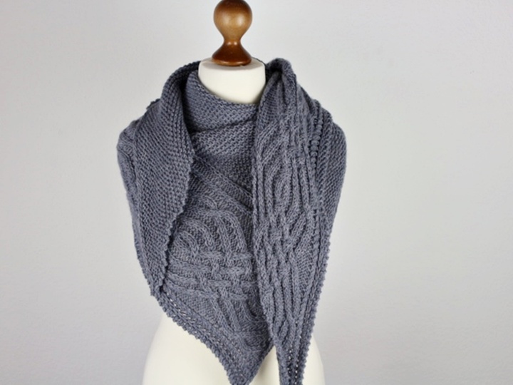 Strickanleitung Dreieckstuch mit Zopfmuster – Kraus Rechts- Asymmetrisch