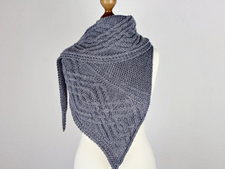Strickanleitung Dreieckstuch mit Zopfmuster – Kraus Rechts- Asymmetrisch