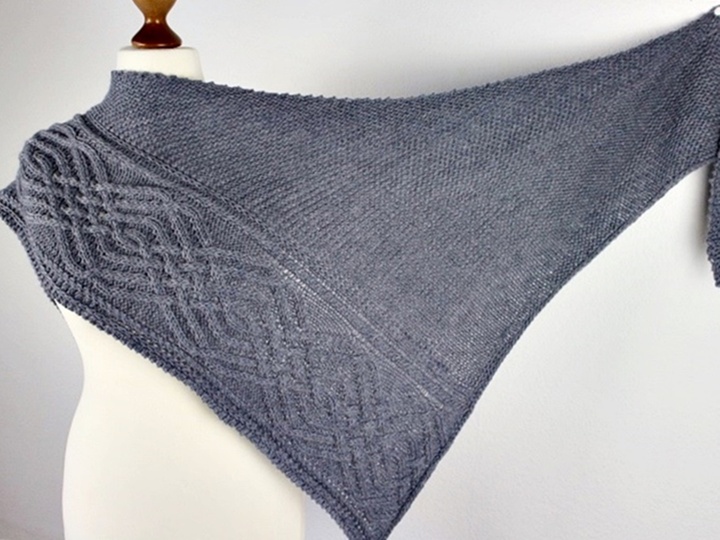 Strickanleitung Dreieckstuch mit Zopfmuster – Kraus Rechts- Asymmetrisch