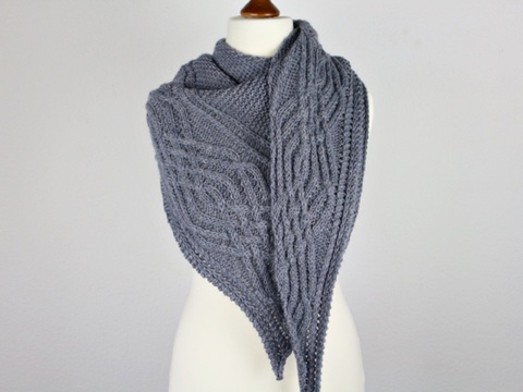 Strickanleitung Dreieckstuch mit Zopfmuster – Kraus Rechts- Asymmetrisch
