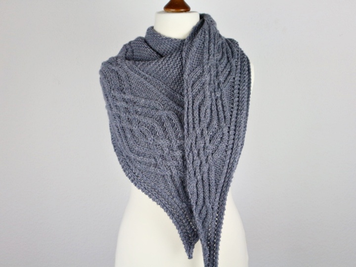 Strickanleitung Dreieckstuch mit Zopfmuster – Kraus Rechts- Asymmetrisch