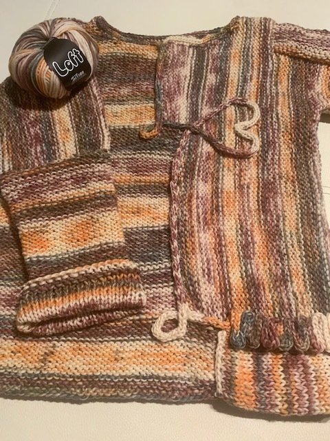 Detailansicht gestreifter Strickjacke mit kraus- und glattrechts Maschen