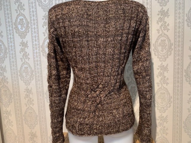 Rückenansicht eines taillierten, braun-melierten Damenpullovers mit Rippenstrick und zentralem Zopfdetail