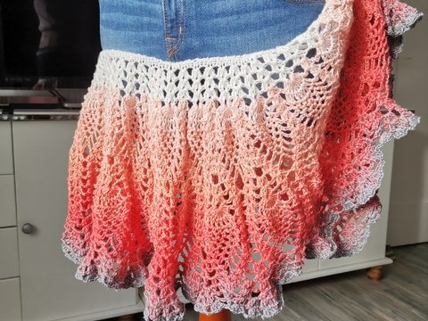 Kurze Jeanshose kombiniert mit Häkelansatz