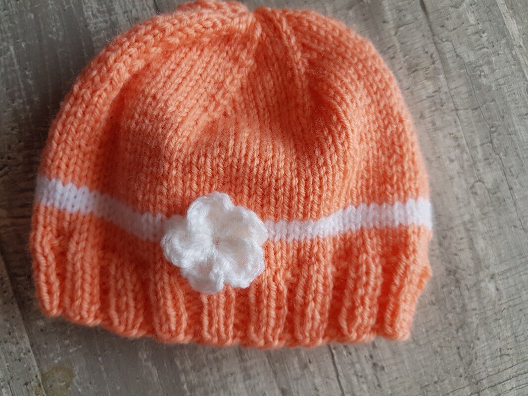 Strickanleitung für ein Babyset aus Mütze und Söckchen mit Nadelspiel!