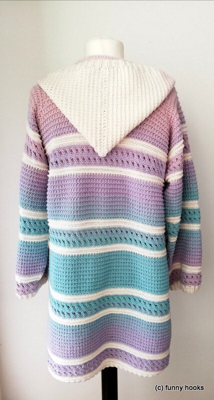 Rückansicht gehäkelte Damenjacke mit Kapuze und pastellfarbenen Streifen