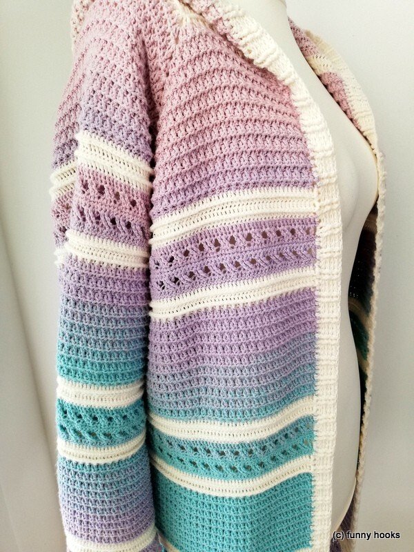 Gehäkelter Damencardigan in Pastellstreifen mit weißen Akzenten und Lochmustern