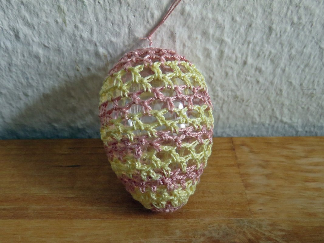 Osterei in zwei Farben