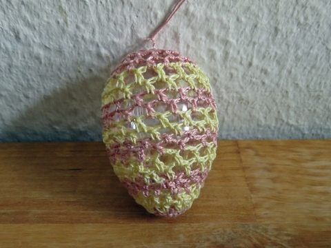 Osterei in zwei Farben