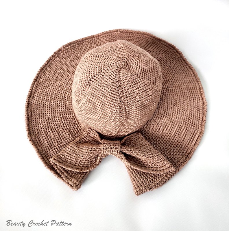 Gehäkelter Damen-Sonnenhut in Hellbraun, Draufsicht, breite Krempe und Schleife