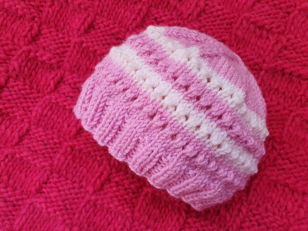 Strickanleitung Mütze mit Lochmuster Größe 56/62