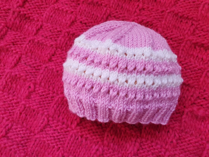 Strickanleitung Mütze mit Lochmuster Größe 56/62