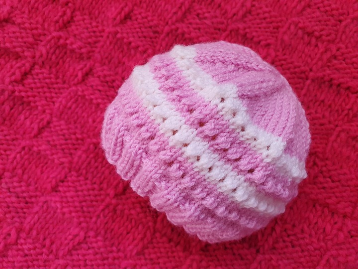 Strickanleitung Mütze mit Lochmuster Größe 56/62