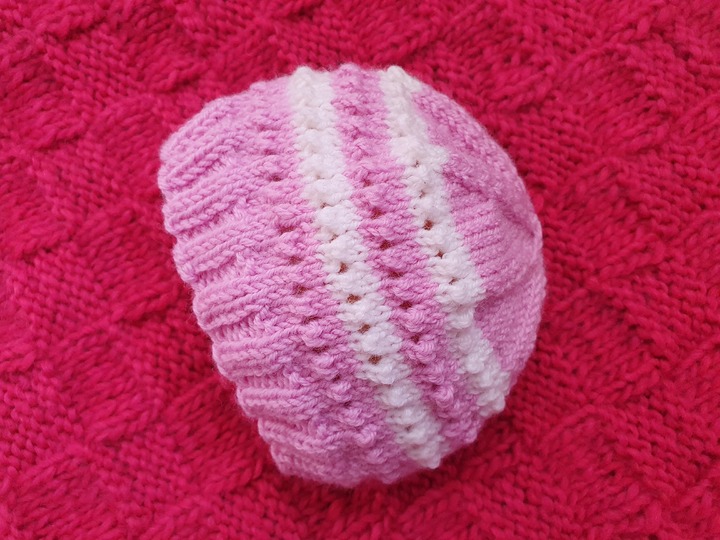 Strickanleitung Mütze mit Lochmuster Größe 56/62