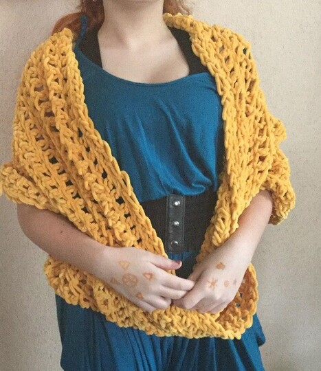 Flauschiger Loop "Goldie" Möbiusschal häkeln für Anfänger