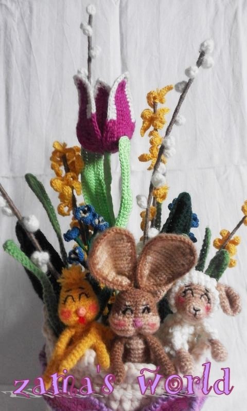 Gehäkelter Osterstrauß mit Hase, Küken, Lamm und Frühlingsblumen