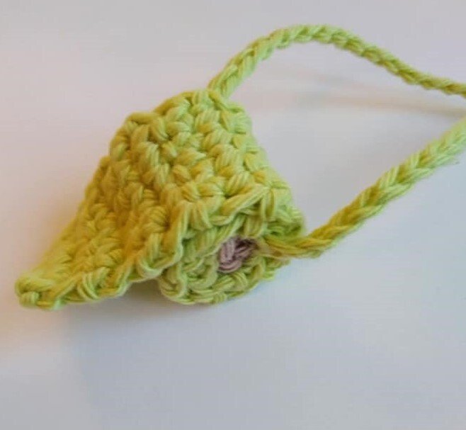 Hellgrüner gehäkelter Schlüsselanhänger in Blattform mit Schlaufe