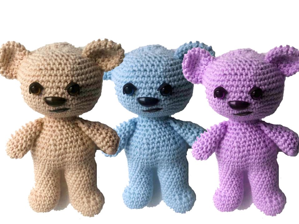 Drei gehäkelte Amigurumi‑Teddys in Beige, Hellblau und Lila auf weißem Hintergrund.