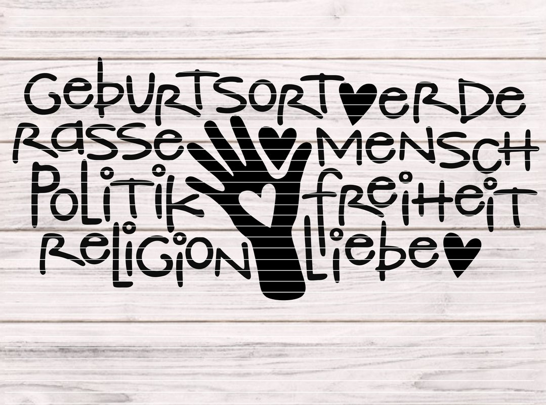 Schwarze Plottgrafik mit den Worten 'Geburtsort Erde, Rasse Mensch, Politik Freiheit, Religion Liebe' und einer stilisierten Hand mit Herz auf hellem Holzuntergrund.