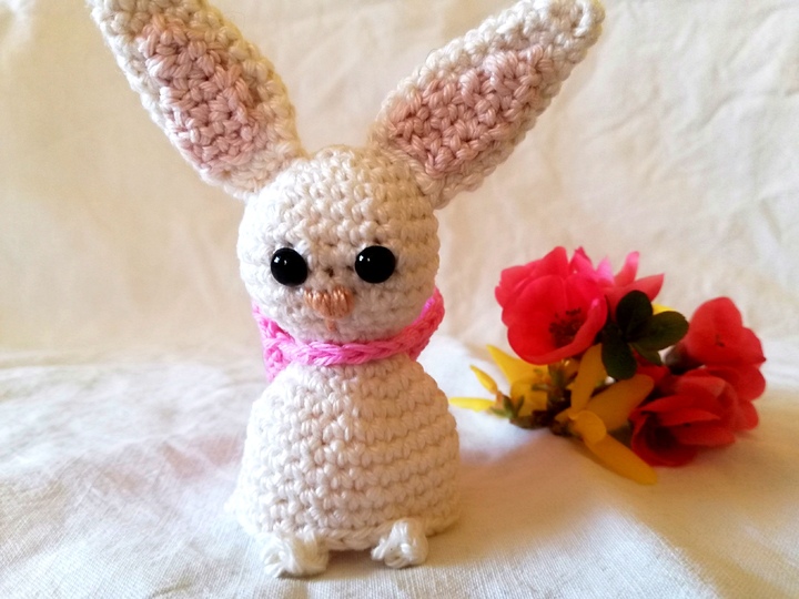 Kleine süße Osterhäschen. Als Fingerpuppe oder Deko geeignet.