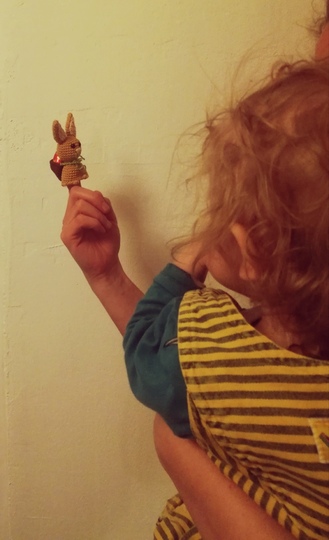 Kleine süße Osterhäschen. Als Fingerpuppe oder Deko geeignet.