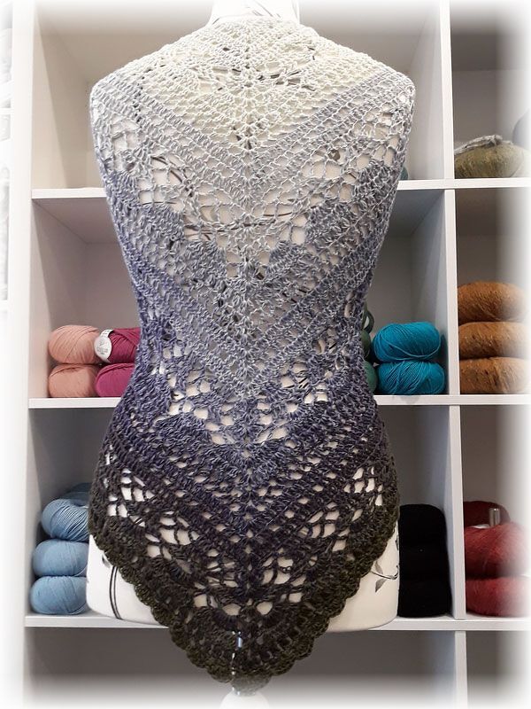 Gehäkeltes Dreieckstuch in Grau-Ombre mit Spitzenmuster auf Büste