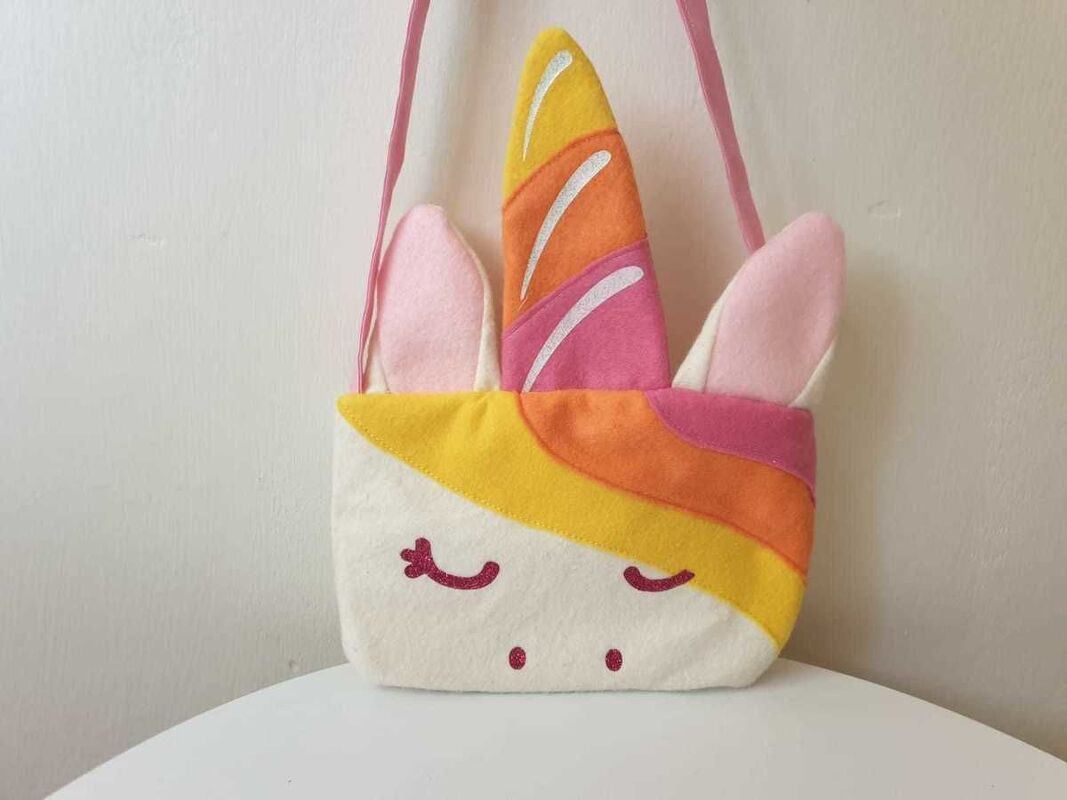 pastellfarbene Einhorn-Umhängetasche aus Filz mit buntem Horn und rosa Ohren