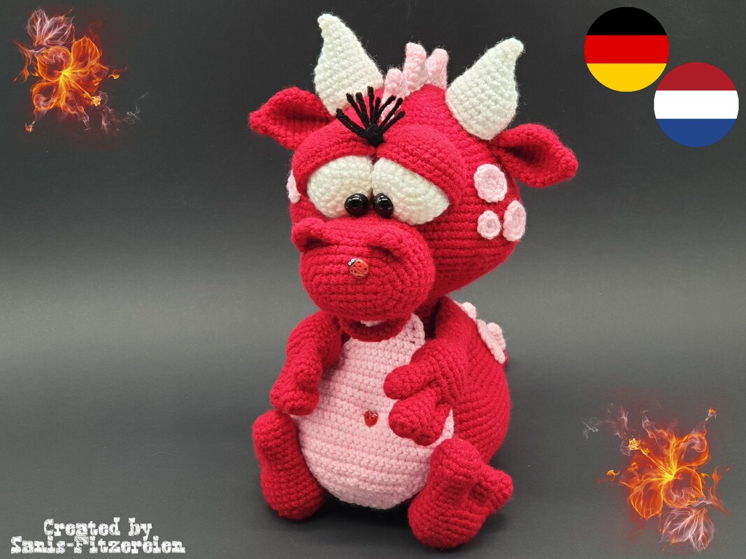 Roter Amigurumi-Drache mit rosa Bauch und cremefarbenen Hörnern