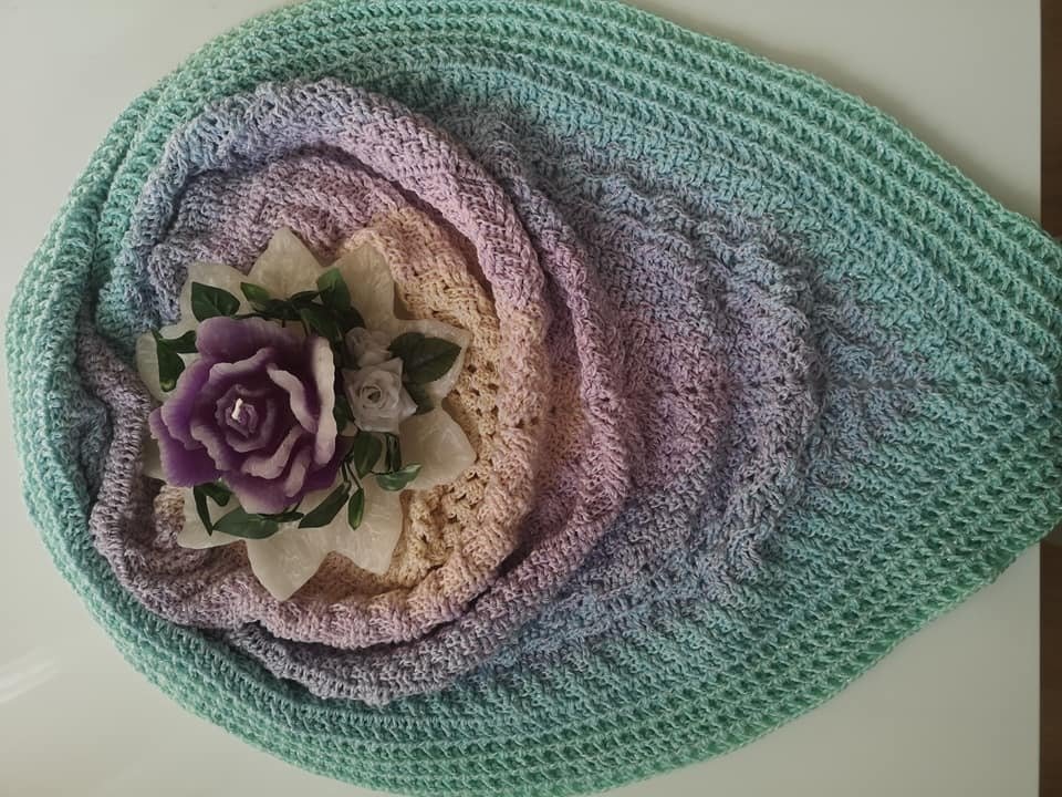 Handgehäkeltes Dreieckstuch mit Ombré in Mint, Lila und Rosa, zentrale lila Rosenkerze