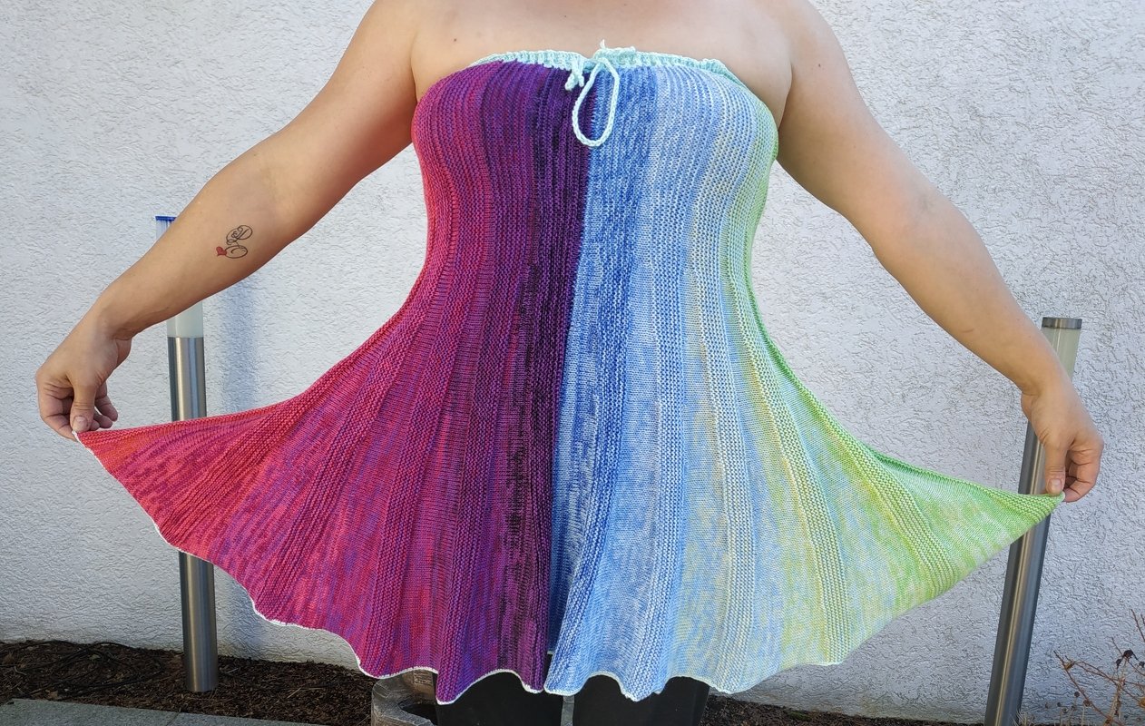 Trägerloses, gestricktes Oberteil mit Regenbogen-Farbverlauf, an einer Person getragen