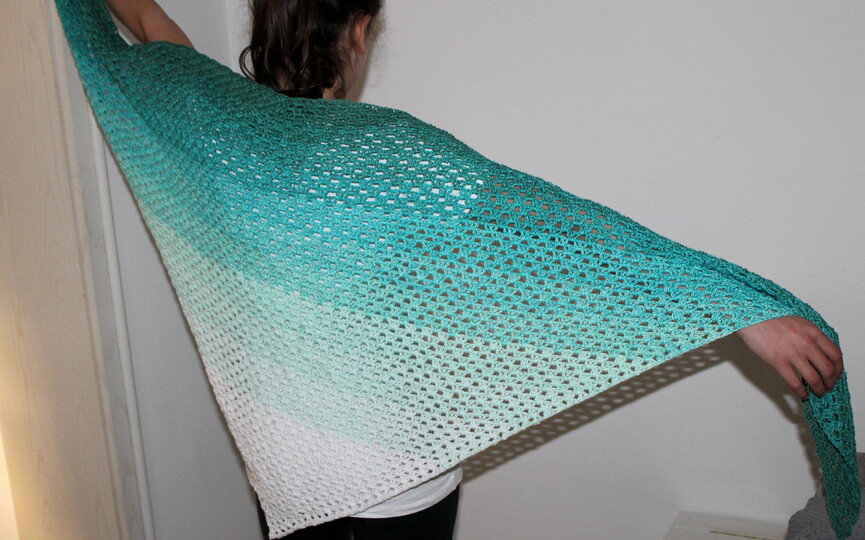 Crochet a shawl – Clear Blue Sea, a big gradient triangle shawl (EN & DE)