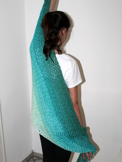 Crochet a shawl – Clear Blue Sea, a big gradient triangle shawl (EN & DE)
