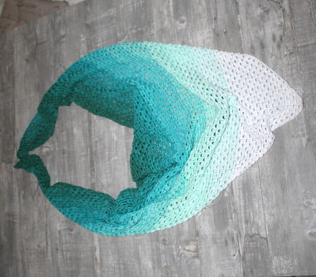 Crochet a shawl – Clear Blue Sea, a big gradient triangle shawl (EN & DE)